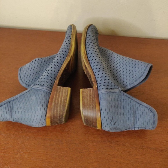 Lucky Brand Women's Booties Blue Suede Size 6 Perforated Ankle Low Heel. - Picture 5 of 7
